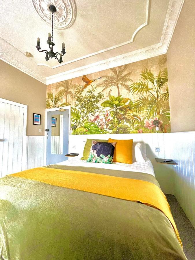 No: 1 The Esplanade Guest Accommodation. Tenby Exteriör bild