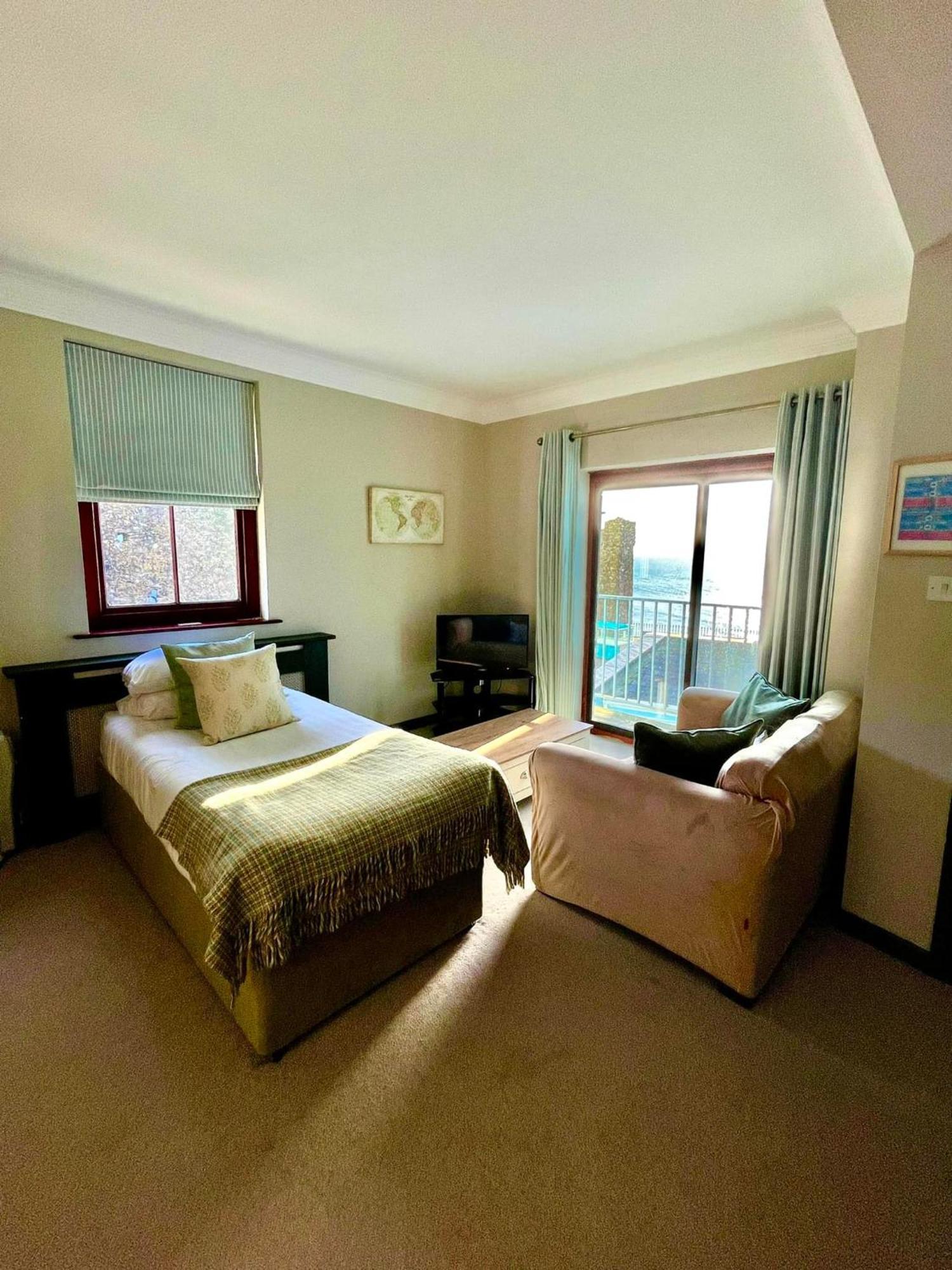 No: 1 The Esplanade Guest Accommodation. Tenby Exteriör bild