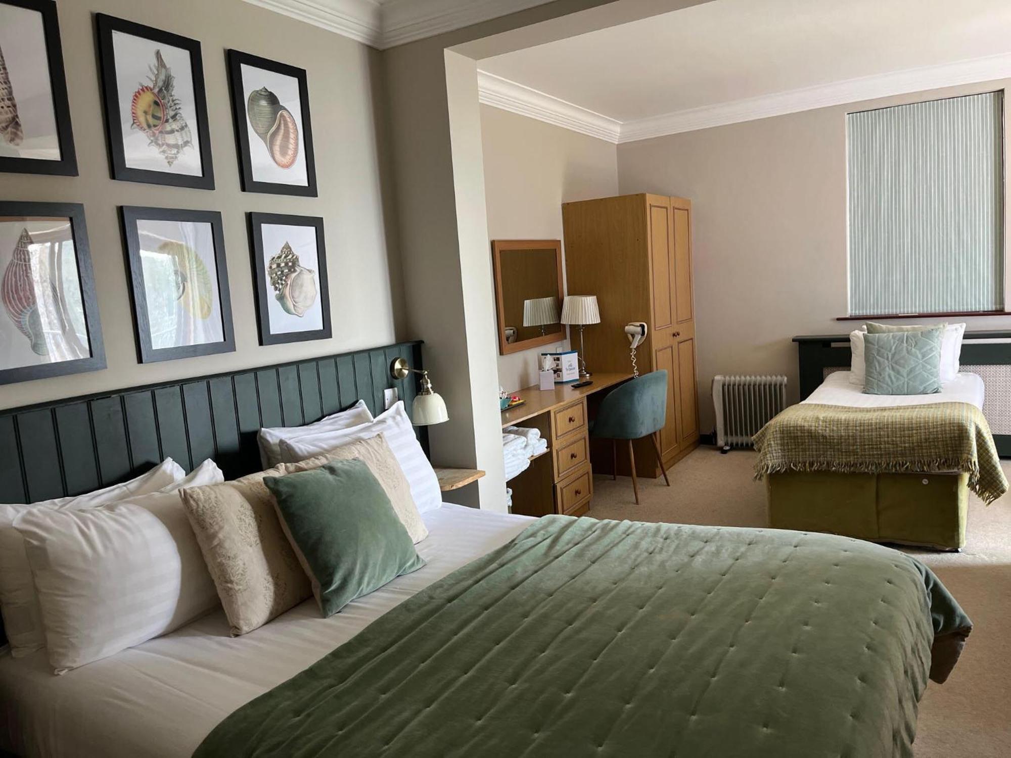 No: 1 The Esplanade Guest Accommodation. Tenby Rum bild