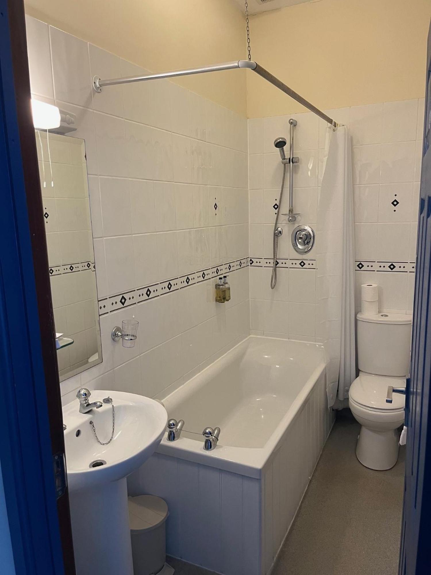 No: 1 The Esplanade Guest Accommodation. Tenby Rum bild