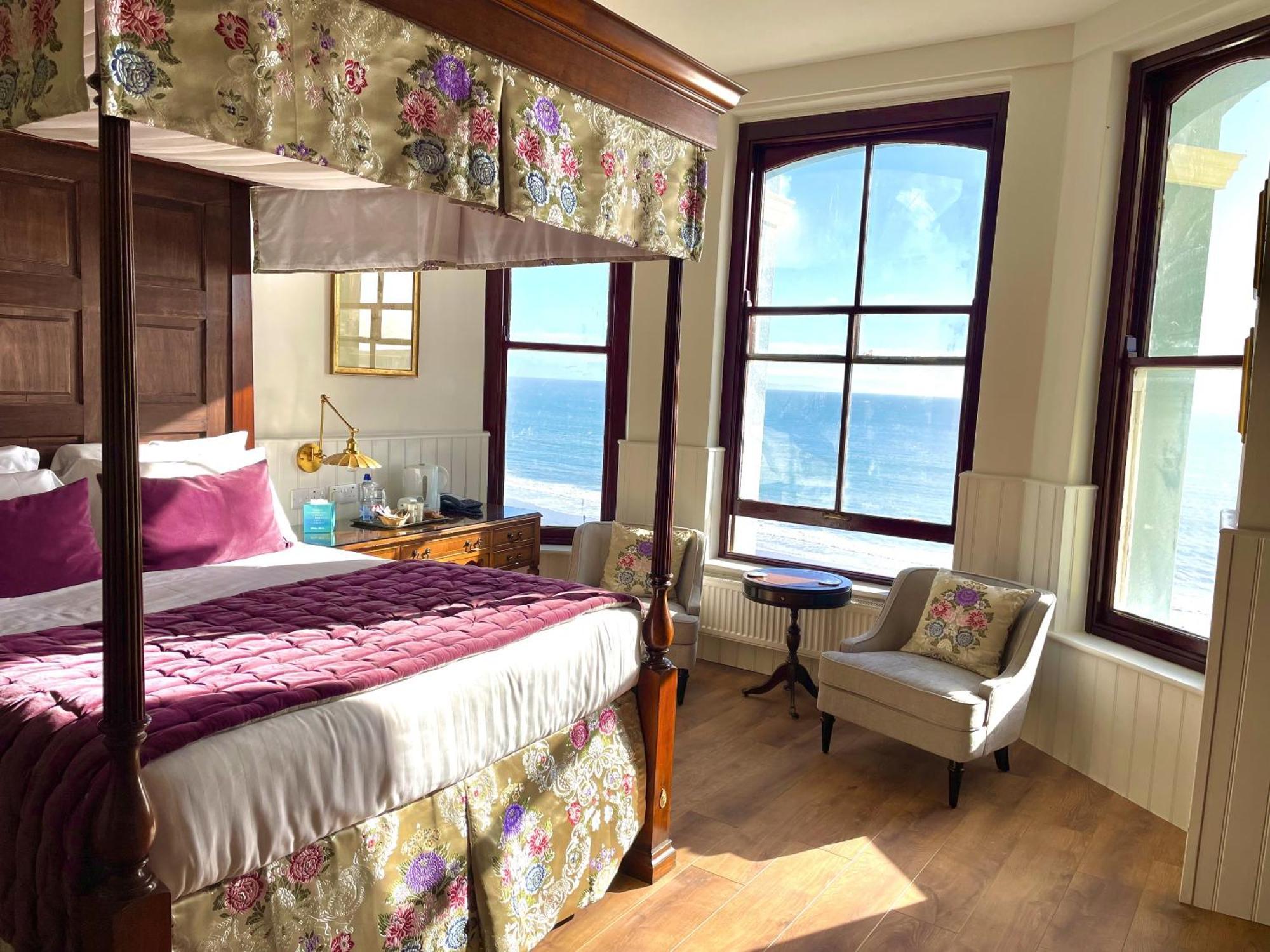 No: 1 The Esplanade Guest Accommodation. Tenby Rum bild
