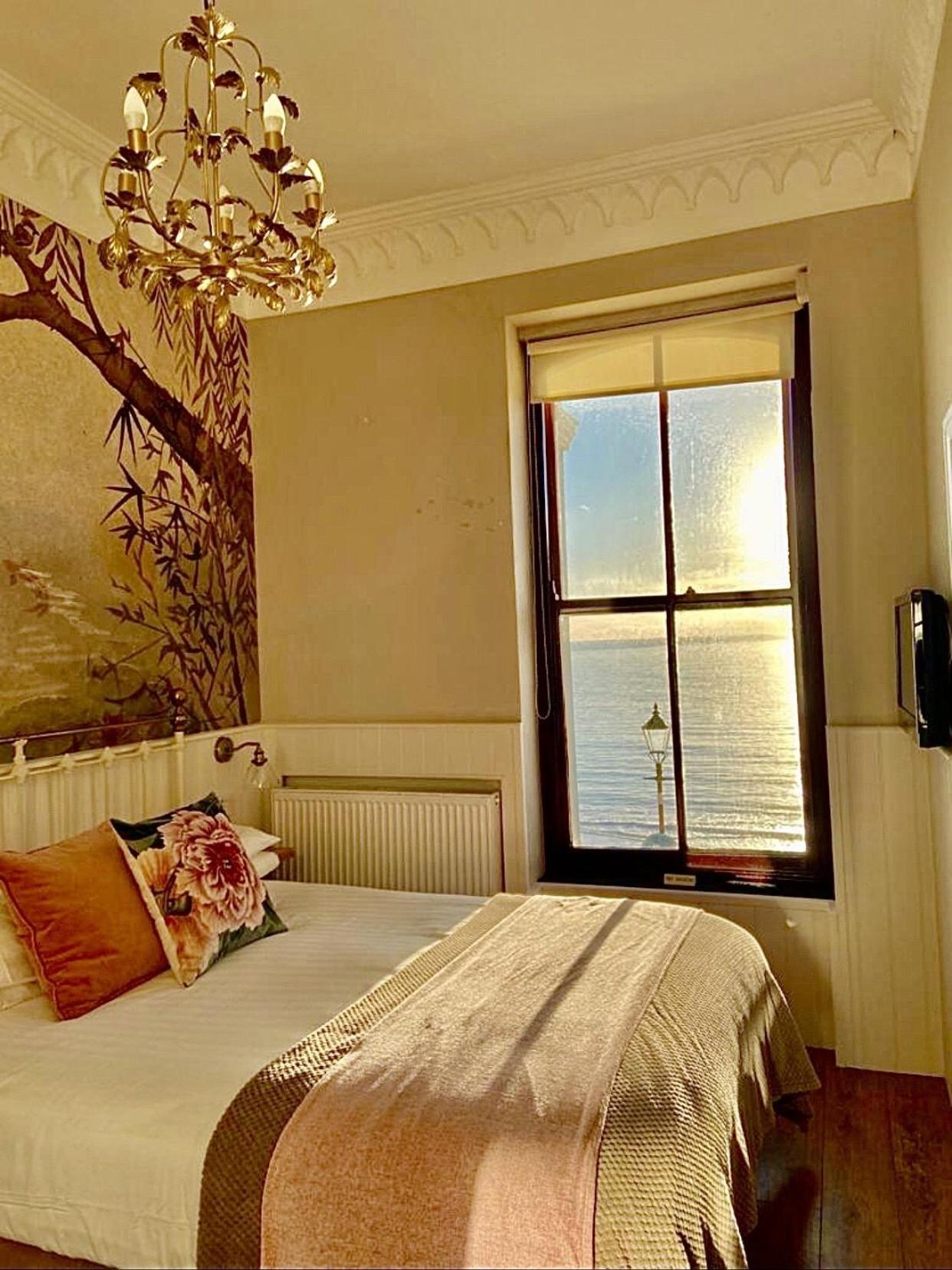 No: 1 The Esplanade Guest Accommodation. Tenby Rum bild