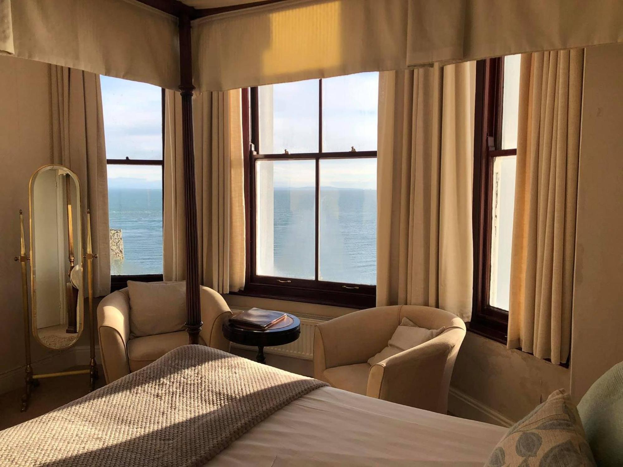 No: 1 The Esplanade Guest Accommodation. Tenby Rum bild